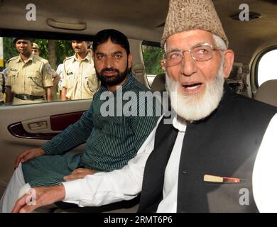 (140819) -- SRINAGAR, 19 août 2014 -- le chef de la faction dure de la Conférence Hurriyat Syed Ali Geelani (R) part après avoir rencontré le haut-commissaire du Pakistan à New Delhi, Inde, le 19 août 2014. Lundi, les dirigeants séparatistes cachemiriens ont critiqué New Delhi pour avoir annulé les pourparlers au niveau des ministres des Affaires étrangères avec Islamabad et ont qualifié la décision de regrettable. L'Inde a annulé lundi les pourparlers au niveau des ministres des Affaires étrangères avec le Pakistan qui devaient se tenir à Islamabad le 25 août. )(zhf) INDIA-NEW DELHI-KASHMIR ParthaxSarkar PUBLICATIONxNOTxINxCHN Srinagar août 19 2014 la tête de la ligne dure de Hurriy Banque D'Images