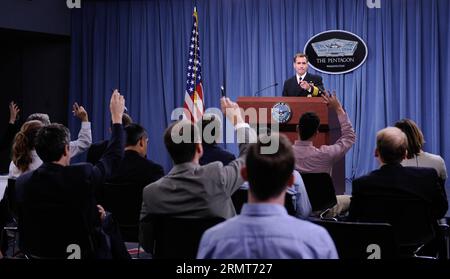 (140819)-- WASHINGTON D.C., le 19 août 2014 -- Département de la Défense des États-Unis (DOD) Attaché de presse de la Marine le contre-amiral John Kirby prend la parole lors d'une séance d'information au Pentagone à Washington D.C., capitale des États-Unis, le 19 août 2014. Le partenariat des États-Unis avec les forces irakiennes et peshmergas a été essentiel au succès de l'opération de reprise du barrage de Mossoul aux extrémistes sunnites de l'État islamique d'Irak et du Levant (EIIL), a déclaré John Kirby mardi. US-WASHINGTON-PENTAGON-BRIEFING BaoxDandan PUBLICATIONxNOTxINxCHN Washington D C août 19 2014 U S Department of Defense DoD Attaché de presse Navy Re Banque D'Images