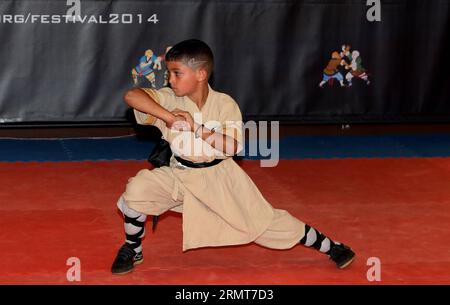 (140820) -- LONDRES, 20 août 2014 -- Un disciple interprète le Shaolin Kung Fu lors de la conférence de presse du troisième Festival culturel Shaolin qui s'est tenu au Shaolin Temple UK à Londres, en Grande-Bretagne, le 20 août 2014. Le troisième Festival culturel Shaolin aura lieu à Londres du 8 au 14 octobre 2014. ) BRITAIN-LONDON-SHAOLIN CULTURAL FESTIVAL-PRESS CONFERENCE HanxYan PUBLICATIONxNOTxINxCHN Londres août 20 2014 un disciple interprète Shaolin Kung Fu lors de la conférence de presse pour le troisième Festival culturel Shaolin Hero au Temple Shaolin UK à Londres LE 20 2014 août le troisième Festi culturel Shaolin Banque D'Images