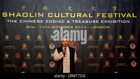 (140820) -- LONDRES, 20 août 2014 -- fondateur de Shaolin Temple UK, maître Shi Yanzi prend la parole lors de la conférence de presse pour le troisième Festival culturel Shaolin qui s'est tenu au Shaolin Temple UK à Londres, en Grande-Bretagne, le 20 août 2014. Le troisième Festival culturel Shaolin aura lieu à Londres du 8 au 14 octobre 2014. ) BRITAIN-LONDON-SHAOLIN CULTURAL FESTIVAL-PRESS CONFERENCE HanxYan PUBLICATIONxNOTxINxCHN Londres août 20 2014 fondateur du Temple de Shaolin UK Maître Shi Yanzi prend la parole lors de la conférence de presse pour le troisième Festival culturel de Shaolin Hero au Temple de Shaolin UK à Londres en Grande-Bretagne LE 20 20 août Banque D'Images