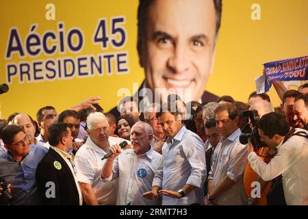 (140820) -- SAO PAULO, 20 août 2014 -- le candidat à la présidence Aecio Neves (avant 5e L) du Parti social-démocrate brésilien (PSDB, pour son acronyme en portugais), participe à une campagne électorale à Sao Paulo, Brésil, le 20 août 2014. Les élections présidentielles brésiliennes auront lieu le 5 octobre. Rahel Patrasso) (fnc) (ah) BRÉSIL-SAO PAULO-ELECTIONS-AECIO-CAMPAIGN e RahelxPatrasso PUBLICATIONxNOTxINxCHN Sao Paulo août 20 2014 le candidat à la présidence Aecio Neves Front 5e l du Parti social-démocrate brésilien PSDB pour son acronyme en PORTUGAIS prend part à un événement de campagne à Sao Pa Banque D'Images