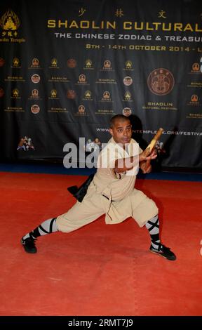 (140820) -- LONDRES, 20 août 2014 -- Un disciple interprète le Shaolin Kung Fu lors de la conférence de presse du troisième Festival culturel Shaolin qui s'est tenu au Shaolin Temple UK à Londres, en Grande-Bretagne, le 20 août 2014. Le troisième Festival culturel Shaolin aura lieu à Londres du 8 au 14 octobre 2014. ) BRITAIN-LONDON-SHAOLIN CULTURAL FESTIVAL-PRESS CONFERENCE HanxYan PUBLICATIONxNOTxINxCHN Londres août 20 2014 un disciple interprète Shaolin Kung Fu lors de la conférence de presse pour le troisième Festival culturel Shaolin Hero au Temple Shaolin UK à Londres LE 20 2014 août le troisième Festi culturel Shaolin Banque D'Images