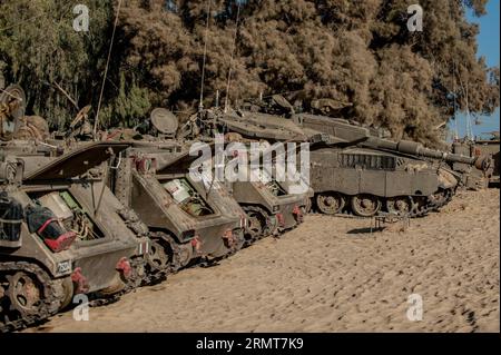 (140820) -- FRONTIÈRE DE GAZA, 20 août 2014 -- un char Merkava israélien et des APC sont vus dans une zone de déploiement de l'armée dans le sud d'Israël, à la frontière de la bande de Gaza, le 20 août 2014. Israël intensifiera l'offensive dans la bande de Gaza jusqu'à ce que les tirs de roquettes à partir de là sur Israël cessent, a déclaré mercredi le Premier ministre Benjamin Netanyahu, en réponse aux nouvelles attaques à la roquette de Gaza contre le centre et le sud d'Israël plus tôt dans la journée. ISRAËL-GAZA-OFFENSIVE-INTENSIFICATION LixRui PUBLICATIONxNOTxINxCHN frontière de Gaza août 20 2014 à Israël Merkava Tank et APC sont des lacs À LA zone de l'armée dans le sud d'Israël bord Banque D'Images