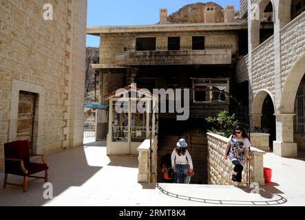 Les gens visitent la ville chrétienne historique de Maaloula, au nord de Damas, capitale de la Syrie, le 21 août 2014. Maaloula est l’un des plus anciens berceaux du christianisme en Syrie, où d’intenses batailles ont eu lieu entre l’armée syrienne et les groupes rebelles. SYRIE-MAALOULA-VILLE HISTORIQUE ZhangxNaijie PUBLICATIONxNOTxINxCHN célébrités visiter la ville chrétienne historique du nord de Damas capitale de la Syrie août 21 2014 EST l'un des plus anciens berceaux du christianisme en Syrie où d'intenses batailles ont eu lieu entre l'armée syrienne et les groupes rebelles Syrie ville historique PUBLICATIONxNOTxINxCHN Banque D'Images