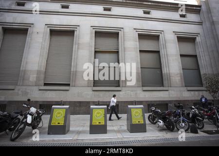 (140822) -- BUENOS AIRES, 22 août 2014 -- un homme passe devant trois conteneurs souterrains à déchets dans la ville de Buenos Aires, Argentine, le 22 août 2014. Buenos Aires ville a lancé un nouveau système de conteneurs souterrains, une nouvelle modalité qui consiste à éliminer, stocker et collecter les déchets ménagers, à travers les conteneurs installés sous terre, permettant une grande capacité de collecte des déchets, et qui aide à réduire les mauvaises odeurs, empêchant la manipulation des sacs, et en évitant la contamination visuelle, selon la presse locale. Martin Zabala) (da) ARGENTINA-BUENOS AIRES-ENVIRONMENT-WASTE e MARTINxZABALA PUBLICATIO Banque D'Images