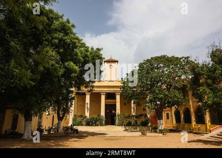 La photo prise le 22 août 2014 montre l’église Charles Borromée sur l’île de Gorée, à trois kilomètres à l’est de Dakar, capitale du Sénégal. L'île de Gorée, connue pour son histoire de commerce des esclaves dans l'Atlantique, est l'une des destinations les plus populaires pour les touristes au Sénégal. SÉNÉGAL-DAKAR-GOREE ISLAND-VIE QUOTIDIENNE LixJing PUBLICATIONxNOTxINxCHN photo prise LE 22 2014 août montre l'église Charles Borromee SUR Goree Islande trois kilomètres à l'est de Dakar capitale du Sénégal Goree Islande renommée pour son histoire de la traite des esclaves Atlantique EST l'une des destinations les plus populaires pour les touristes au Sénégal Dakar G. Banque D'Images