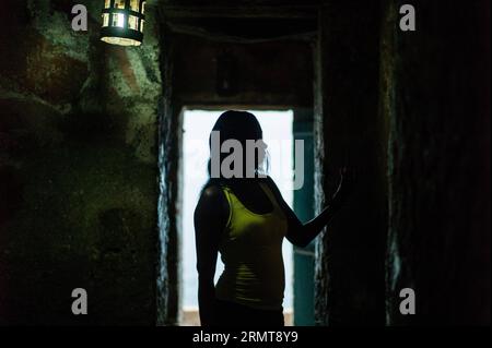 Les touristes visitent la porte du non-retour dans la Maison des esclaves sur l’île de Gorée, à trois kilomètres à l’est de Dakar, capitale du Sénégal, le 22 août 2014. L'île de Gorée, connue pour son histoire de commerce des esclaves dans l'Atlantique, est l'une des destinations les plus populaires pour les touristes au Sénégal. SÉNÉGAL-DAKAR-GOREE ISLAND-VIE QUOTIDIENNE LixJing PUBLICATIONxNOTxINxCHN touristes visitez la porte du non-retour dans la Maison des esclaves SUR Goree Islande trois kilomètres à l'est de Dakar capitale du Sénégal août 22 2014 Goree Islande renommée pour son histoire de la traite des esclaves Atlantique EST l'une des destinations les plus populaires pour les touristes se Banque D'Images