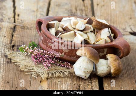 champignons frais (boletus) dans un bol sur fond de bois Banque D'Images