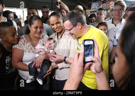 Marina Silva (C), candidate à la présidence du Parti socialiste brésilien (PSB, pour son acronyme en portugais), et candidat à la vice-présidence du PSB, Roberto Albuquerque (R), prennent part à un événement de campagne, à Sao Paulo, Brésil, le 22 août 2014. Les élections présidentielles brésiliennes auront lieu le 5 octobre. Rahel Patrasso) (vf) (fnc) BRÉSIL-SAO PAULO-POLITICS-ELECTIONS e RahelxPatrasso PUBLICATIONxNOTxINxCHN Marina Silva C candidat à la présidence du Parti socialiste brésilien PSB pour son acronyme en PORTUGAIS et candidat à la vice-présidence du PSB Roberto Albuquerque r participer à un ca Banque D'Images