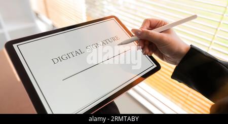 Close up signature électronique de main d'homme d'affaires sur la tablette écrire l'accord d'affaires du concept de technologie de contrat Banque D'Images