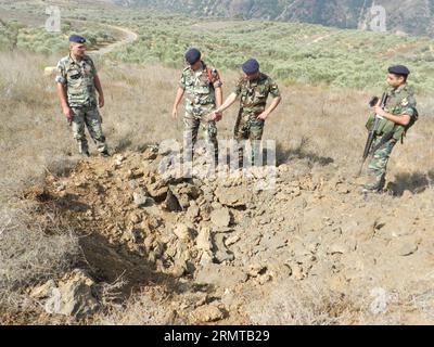 (140826) -- BEYROUTH, 26 août 2014 -- des soldats de l'armée libanaise vérifient un cratère provoqué par une frappe israélienne, dans la vallée du Litani, à 10 kilomètres des frontières avec Israël, 26 août 2014. Des assaillants inconnus ont tiré lundi soir au moins une roquette depuis le sud du Liban en direction des territoires occupés du nord d'Israël. En représailles, l ' artillerie israélienne a tiré plusieurs obus sur la zone d ' où provenaient les roquettes. LIBAN-ISRAËL-ATTAQUE DE ROQUETTES Taher PUBLICATIONxNOTxINxCHN Beyrouth août 26 2014 soldats de l'armée libanaise vérifient un cratère CAUSÉ par une frappe israélienne DANS la vallée du Litani Banque D'Images