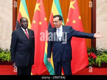 (140826) -- BEIJING, le 26 août 2014 -- le premier ministre chinois Li Keqiang (R) rencontre le président zimbabwéen Robert Mugabe à Beijing, capitale de la Chine, le 26 août 2014.) (zkr) CHINA-LI KEQIANG-ZIMBABWE-ROBERT MUGABE-MEETING(CN) YaoxDawei PUBLICATIONxNOTxINxCHN Beijing août 26 2014 le Premier ministre chinois a quitté Keqiang r rencontre le président zimbabwéen Robert Mugabe à Beijing capitale de la Chine août 26 2014 CCR Chine a quitté Keqiang Zimbabwe Robert Mugabe Réunion CN YaoxDawei PUBLICATIONxNOTxINxCHN Banque D'Images