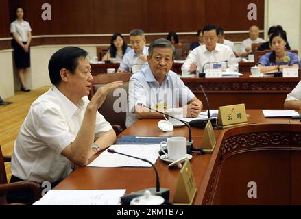 (140826) -- BEIJING, 26 août 2014 -- Wang Xibin (1e L, front), membre du Comité, prend la parole à la 10e réunion du Comité permanent du 12e Congrès national du peuple (NPC) à Beijing, en Chine, le 26 août 2014. Lors de la réunion de mardi, les législateurs ont discuté de la question de savoir s il fallait réviser les méthodes électorales du chef de l exécutif de Hong Kong en 2017 et de son Conseil législatif en 2016, et ont délibéré sur un projet de loi visant à réviser la loi budgétaire du pays et suggéré de le mettre aux voix.) (zkr) CHINA-BEIJING-NPC-MEETING(CN) LiuxWeibing PUBLICATIONxNOTxINxCHN Beijing août 26 2014 Wang Xibin 1st l Front prend la parole À la Banque D'Images