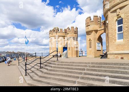 Tours de jetée de Withernsea et promenade de Withernsea et vestiges des tours de jetée à Withernsea East Riding of Yorkshire England UK GB Europe Banque D'Images