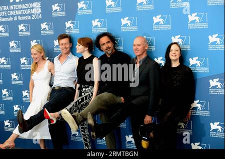 (140827) -- VENISE, 27 août 2014 -- le réalisateur Alejandro Gonzalez Inarritu (3e R) pose avec les acteurs Amy Ryan (G), Edward Norton (2e L), Emma Stone (3e L), Michael Keaton (2e R) et Andrea Riseborough (R) lors de l'appel photo pour le film Birdman au 71e Festival du film de Venise le 27 août 2014. ITALY-VENICE-FILM FESTIVAL-BIRDMAN-PHOTOCALL LiuxLihang PUBLICATIONxNOTxINxCHN 140827 Venise août 27 2014 le réalisateur Alejandro Gonzalez Inarritu 3e r pose avec les acteurs Amy Ryan l Edward Norton 2e l Emma Stone 3e l Michael Keaton 2e r et Andrea Riseborough r pendant l'appel photo pour le film Banque D'Images