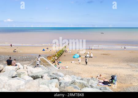 Withernsea Beach une grande plage de sable avec des vacanciers profitant de l'été Withernsea East Riding of Yorkshire Angleterre UK GB Europe Banque D'Images