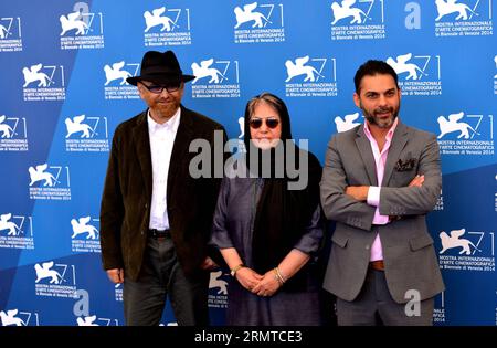 (140828) -- VENISE, 28 août 2014 -- la réalisatrice iranienne Rakhshan Banietemad (C), l'acteur Peiman Moadi(R) et l'acteur Habib Rezaei posent pour des photos pour le film Contes lors du 71e Festival du film de Venise à Venise, Italie, le 28 août 2014.) ITALY-VENICE-FILM FESTIVAL-IRAN- TALES XuxNizhi PUBLICATIONxNOTxINxCHN Venise août 28 2014 Iranian Directress C acteur Moadi r et acteur Habib Rezaei posent pour des photos pour la Vallée du film lors du 71e Festival du film de Venise Italie LE 28 2014 août Italie Festival du film de Venise Iran Valley PUBLICATIONxNOTxINxCHN Banque D'Images