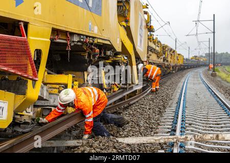 LELYSTAD - ProRail effectue d'importants travaux d'entretien sur la ligne Flevo, entre Muiderberg et Swifterbant. En raison de pénuries de personnel et de matériel, le gestionnaire ferroviaire cherche des moyens de continuer à assurer l'entretien de la voie en temps opportun. ANP LEX VAN LIESHOUT pays-bas sorti - belgique sorti Banque D'Images