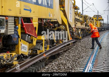 LELYSTAD - ProRail effectue d'importants travaux d'entretien sur la ligne Flevo, entre Muiderberg et Swifterbant. En raison de pénuries de personnel et de matériel, le gestionnaire ferroviaire cherche des moyens de continuer à assurer l'entretien de la voie en temps opportun. ANP LEX VAN LIESHOUT pays-bas sorti - belgique sorti Banque D'Images