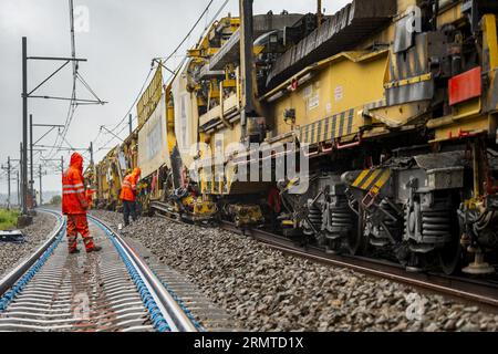 LELYSTAD - ProRail effectue d'importants travaux d'entretien sur la ligne Flevo, entre Muiderberg et Swifterbant. En raison de pénuries de personnel et de matériel, le gestionnaire ferroviaire cherche des moyens de continuer à assurer l'entretien de la voie en temps opportun. ANP LEX VAN LIESHOUT pays-bas sorti - belgique sorti Banque D'Images