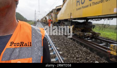 LELYSTAD - ProRail effectue d'importants travaux d'entretien sur la ligne Flevo, entre Muiderberg et Swifterbant. En raison de pénuries de personnel et de matériel, le gestionnaire ferroviaire cherche des moyens de continuer à assurer l'entretien de la voie en temps opportun. ANP LEX VAN LIESHOUT pays-bas sorti - belgique sorti Banque D'Images