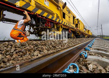 LELYSTAD - ProRail effectue d'importants travaux d'entretien sur la ligne Flevo, entre Muiderberg et Swifterbant. En raison de pénuries de personnel et de matériel, le gestionnaire ferroviaire cherche des moyens de continuer à assurer l'entretien de la voie en temps opportun. ANP LEX VAN LIESHOUT pays-bas sorti - belgique sorti Banque D'Images