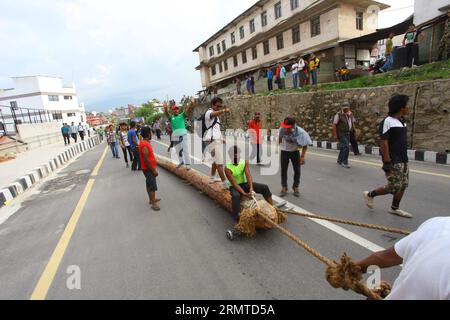 (140829) -- KATMANDOU, 29 août 2014 -- des hindous népalais tirent le poteau Indradhoj (jargon) vers Bhotahity depuis Nala, Bhaktapur pour le prochain festival Indrajatra à Katmandou, Népal, le 29 août 2014. Le poteau est amené à être érigé dans les locaux de Hanuman Dhoka Durbar Square le premier jour du festival Indrajatra. Les Népalais célèbrent le festival Indrajatra pour adorer Indra , le Roi des Dieux selon le mythe hindou. NEPAL-KATHMANDU-FESTIVAL-INDRAJATRA SunilxSharma PUBLICATIONxNOTxINxCHN Katmandou août 29 2014 les hindous népalais tirent le pôle vers Nala Bhaktapur pour le prochain Indrajatr Banque D'Images