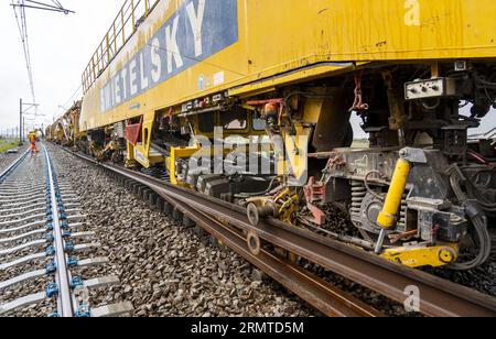 LELYSTAD - ProRail effectue d'importants travaux d'entretien sur la ligne Flevo, entre Muiderberg et Swifterbant. En raison de pénuries de personnel et de matériel, le gestionnaire ferroviaire cherche des moyens de continuer à assurer l'entretien de la voie en temps opportun. ANP LEX VAN LIESHOUT pays-bas sorti - belgique sorti Banque D'Images