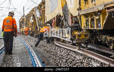 LELYSTAD - ProRail effectue d'importants travaux d'entretien sur la ligne Flevo, entre Muiderberg et Swifterbant. En raison de pénuries de personnel et de matériel, le gestionnaire ferroviaire cherche des moyens de continuer à assurer l'entretien de la voie en temps opportun. ANP LEX VAN LIESHOUT pays-bas sorti - belgique sorti Banque D'Images