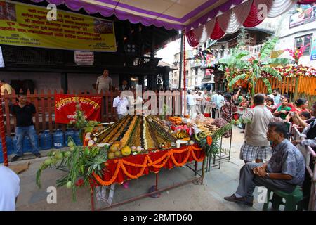 (140829) -- KATMANDOU, 29 août 2014 -- les dévots hindous préparent samay dwan (un tas de riz battu et d'autres éléments) pour offrir des prières devant le temple de Ganesh pendant le festival Ganesh Chaturthi à Katmandou, Népal, le 29 août 2014. Le festival marque l'anniversaire du Seigneur Ganesha qui est largement vénéré par les Hindous comme le dieu de la sagesse, de la prospérité et de la bonne fortune. NÉPAL-KATMANDOU-FESTIVAL-GANESH CHATURTHI SunilxSharma PUBLICATIONxNOTxINxCHN Katmandou août 29 2014 les dévots hindous préparent Samay un tas de riz battu et d'autres éléments pour OFFRIR des prières devant le temple de Ganesh pendant Ganesh Banque D'Images