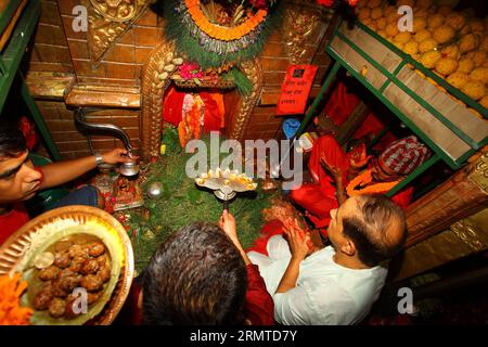 (140829) -- KATMANDOU, 29 août 2014 -- des dévots hindous font des prières dans le temple de Ganesh lors du festival Ganesh Chaturthi à Katmandou, Népal, le 29 août 2014. Le festival marque l'anniversaire du Seigneur Ganesha qui est largement vénéré par les Hindous comme le dieu de la sagesse, de la prospérité et de la bonne fortune. NEPAL-KATHMANDU-FESTIVAL-GANESH CHATURTHI SunilxSharma PUBLICATIONxNOTxINxCHN Katmandou août 29 2014 les dévots hindous OFFRENT des prières dans le temple de Ganesh pendant le festival Ganesh Chaturthi à Katmandou Népal août 29 2014 le festival marque l'anniversaire de Lord Ganesha qui EST largement vénéré par les hindous comme le G. Banque D'Images