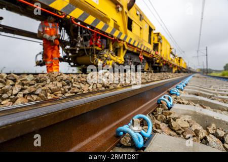 LELYSTAD - ProRail effectue d'importants travaux d'entretien sur la ligne Flevo, entre Muiderberg et Swifterbant. En raison de pénuries de personnel et de matériel, le gestionnaire ferroviaire cherche des moyens de continuer à assurer l'entretien de la voie en temps opportun. ANP LEX VAN LIESHOUT pays-bas sorti - belgique sorti Banque D'Images