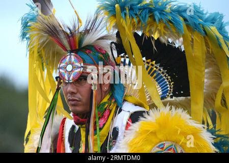 Un Indien autochtone participe au 27e Pow Wow annuel de la nation Squamish à West Vancouver, Canada, le 29 août 2014. Un Pow Wow moderne est un événement historiquement traditionnel au cours duquel les Amérindiens s'affrontent dans la danse et le chant, et les Amérindiens non-indigènes se rencontrent pour honorer la culture amérindienne.) (Lmz) CANADA-VANCOUVER-NATION SQUAMISH POW WOW SergeixBachlakov PUBLICATIONxNOTxINxCHN un Indien AUTOCHTONE participe au 27e Pow Wow annuel de la nation Squamish à WEST Vancouver Canada août 29 2014 un Pow Wow moderne EST un événement historiquement traditionnel au cours duquel Celeb, ORIGINAIRE D'Amérique Banque D'Images