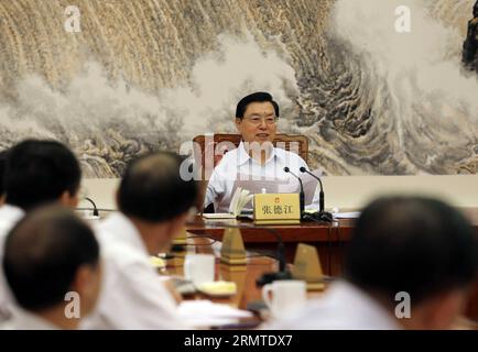 Zhang Dejiang (arrière), président du Comité permanent du Congrès populaire national de Chine (NPC), préside la 29e réunion du président et des vice-présidents du 12e Comité permanent du NPC au Grand Hall du peuple à Beijing, capitale de la Chine, le 30 août 2014. ) (hdt) CHINA-BEIJING-ZHANG DEJIANG-NPC-MEETING (CN) LiuxWeibing PUBLICATIONxNOTxINxCHN Zhang Dejiang Président du Comité Thing du Congrès national des célébrités S de Chine Président de la 29e réunion du président et vice-président du 12e Comité Thing de la NPC AU Grand Hall du Cele Banque D'Images