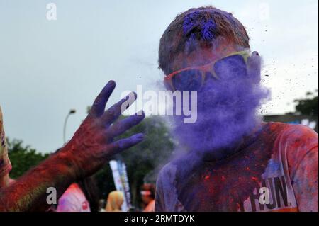 (140830) -- SINGAPOUR, 30 août 2014 -- des gens participent à la course de couleur sur l'île de Sentosa de Singapour le 30 août 2014. Le Color Run de deux jours a débuté samedi sur l'île de Sentosa à Singapour. ) SINGAPORE-COLOR RUN-EVENT ThenxChihxWey PUBLICATIONxNOTxINxCHN Singapour août 30 2014 célébrités participent au Color Run SUR Singapour S Sentosa Islande LE 30 2014 août le Two Day Color Run a débuté SUR Singapour S Sentosa Islande LE samedi Singapore Color Run Event PUBLICATIONxNOTxINxCHN Banque D'Images
