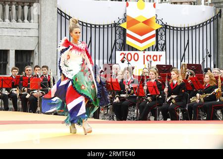 (140830)-- MAASTRICHT, 30 août 2014 -- Un mannequin assiste au défilé de mode Hello, World pour célébrer les 200 ans du royaume des pays-Bas à Maastricht le 30 août 2014.) PAYS-BAS-200E ANNIVERSAIRE SylviaxLederer PUBLICATIONxNOTxINxCHN Maastricht août 30 2014 un mannequin assiste au salon Hello World pour célébrer les 200 ans du Royaume des pays-Bas à Maastricht LE 30 août 2014 les pays-Bas 200e anniversaire PUBLICATIONxNOTxINxCHN Banque D'Images