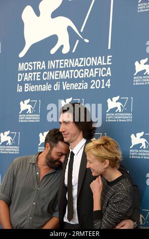 (140831) -- VENISE, 31 août 2014 -- le réalisateur Saverio Costanzo, l'acteur Adam Driver et l'actrice Alba Rohrwacher (de gauche à droite) posent lors de l'appel photo pour Hungry Hearts qui est sélectionné pour la compétition principale lors du 71e Festival du film de Venise, au Lido de Venise, Italie, le 31 août 2014. Liu Lihang) ITALY-VENICE-FILM FESTIVAL-PHOTO CALL-HUNGRY HEARTS Ymerali,xLiuxLihang PUBLICATIONxNOTxINxCHN Venise août 31 2014 réalisateur Saverio Costanzo acteur Adam Driver et actrice Alba Rohrwacher de l à r poser pendant la photo Call for Hungry Hearts qui EST sélectionné pour la compétition principale pendant Banque D'Images