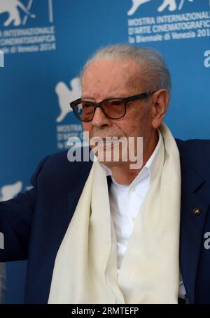 (140831) -- VENISE, 31 août 2014 -- Gianluigi Rondi, Président de la Biennale de Venise pose lors de l'appel photo pour le documentaire Vita Cinema Passione pour les Venice Classics lors du 71e Festival du film de Venise, au Lido de Venise, Italie, le 31 août. 2014. ) ITALIE-VENISE-FILM FESTIVAL-PHOTO CALL-GIANLUIGI RONDI LiuxLihang PUBLICATIONxNOTxINxCHN Venise août 31 2014 Gianluigi Rondi le Président de la Biennale de Venise pose lors de l'appel photo pour le documentaire Vita Cinéma Passione pour les classiques de Venise lors du 71e Festival du film de Venise au Lido de Venise Italie LE 31 2014 août Banque D'Images