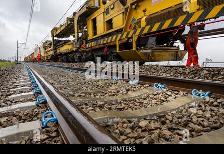 LELYSTAD - ProRail effectue d'importants travaux d'entretien sur la ligne Flevo, entre Muiderberg et Swifterbant. En raison de pénuries de personnel et de matériel, le gestionnaire ferroviaire cherche des moyens de continuer à assurer l'entretien de la voie en temps opportun. ANP LEX VAN LIESHOUT pays-bas sorti - belgique sorti Banque D'Images