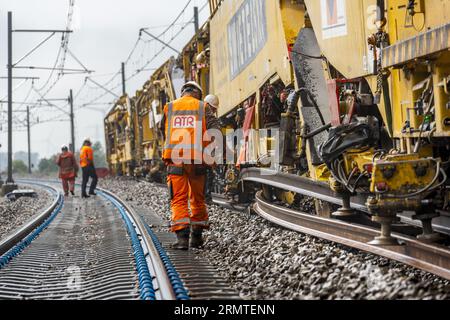 LELYSTAD - ProRail effectue d'importants travaux d'entretien sur la ligne Flevo, entre Muiderberg et Swifterbant. En raison de pénuries de personnel et de matériel, le gestionnaire ferroviaire cherche des moyens de continuer à assurer l'entretien de la voie en temps opportun. ANP LEX VAN LIESHOUT pays-bas sorti - belgique sorti Banque D'Images