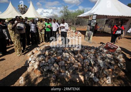 (140831) -- PARC NATIONAL DE KORA, -- des représentants du gouvernement, du personnel du Kenya Wildlife Service (KWS) et des défenseurs de la faune se réunissent devant la tombe de George Adamson pour le 25e anniversaire de la mort de George Adamson dans le parc national de Kora, au Kenya, le 30 août 2014. Les gens se sont réunis ici pour commémorer le 25e anniversaire de la mort de George Adamson samedi. George Adamson, également connu sous le nom de Père des Lions , était un conservateur britannique de la faune sauvage qui s'occupait des lions orphelins et les relâchait plus tard dans la nature. Lui et sa femme sont surtout connus à travers le film Born Free et BEST-sellin Banque D'Images