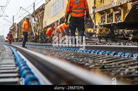 LELYSTAD - ProRail effectue d'importants travaux d'entretien sur la ligne Flevo, entre Muiderberg et Swifterbant. En raison de pénuries de personnel et de matériel, le gestionnaire ferroviaire cherche des moyens de continuer à assurer l'entretien de la voie en temps opportun. ANP LEX VAN LIESHOUT pays-bas sorti - belgique sorti Banque D'Images