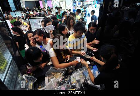 (140901) -- SANYA, 1 septembre 2014 -- des gens font du shopping au centre commercial international de Sanya Haitang Bay à Sanya, dans la province de Hainan du sud de la Chine, le 1 septembre 2014. Le centre commercial qui a ouvert ses portes lundi est le plus grand magasin duty free (DFS) au monde avec une zone d affaires de quelque 72 000 mètres carrés. Les achats hors taxes offshore dans les deux magasins DFS de Hainan en 2013, ont atteint 3,29 milliards de yuans (530,6 millions de dollars américains), en hausse de 40 % en glissement annuel. (wf) CHINA-HAINAN-DUTY FREE-MALL-OPENING (CN) GuoxCheng PUBLICATIONxNOTxINxCHN Sanya sept 1 2014 célébrités font du shopping AU Sanya Haitang Bay International S. Banque D'Images