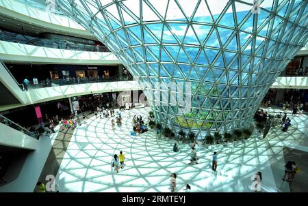 (140901) -- SANYA, 1 septembre 2014 -- des gens font du shopping au centre commercial international de Sanya Haitang Bay à Sanya, dans la province de Hainan du sud de la Chine, le 1 septembre 2014. Le centre commercial qui a ouvert ses portes lundi est le plus grand magasin duty free (DFS) au monde avec une zone d affaires de quelque 72 000 mètres carrés. Les achats hors taxes offshore dans les deux magasins DFS de Hainan en 2013, ont atteint 3,29 milliards de yuans (530,6 millions de dollars américains), en hausse de 40 % en glissement annuel. (wf) CHINA-HAINAN-DUTY FREE-MALL-OPENING (CN) GuoxCheng PUBLICATIONxNOTxINxCHN Sanya sept 1 2014 célébrités font du shopping AU Sanya Haitang Bay International S. Banque D'Images