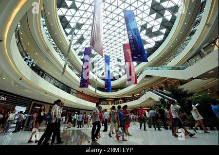 (140901) -- SANYA, 1 septembre 2014 -- des gens font du shopping au centre commercial international de Sanya Haitang Bay à Sanya, dans la province de Hainan du sud de la Chine, le 1 septembre 2014. Le centre commercial qui a ouvert ses portes lundi est le plus grand magasin duty free (DFS) au monde avec une zone d affaires de quelque 72 000 mètres carrés. Les achats hors taxes offshore dans les deux magasins DFS de Hainan en 2013, ont atteint 3,29 milliards de yuans (530,6 millions de dollars américains), en hausse de 40 % en glissement annuel. (wf) CHINA-HAINAN-DUTY FREE-MALL-OPENING (CN) GuoxCheng PUBLICATIONxNOTxINxCHN Sanya sept 1 2014 célébrités font du shopping AU Sanya Haitang Bay International S. Banque D'Images