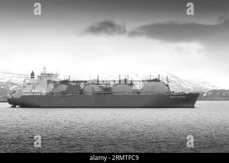Photo en noir et blanc du 288m de citerne de gaz naturel liquéfié, citerne de GNL, ARCTIC PRINCESS ancré au large de Hammerfest, dans le nord arctique de la Norvège Banque D'Images