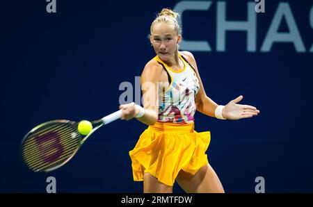 New York, États-Unis, le 29 août 2023 Mirra Andreeva, de Russie, en action lors du premier tour de l'US Open de tennis Championships 2023, tournoi de tennis du Grand Chelem, le 28 août 2023 au USTA National tennis Center à New York, États-Unis Banque D'Images