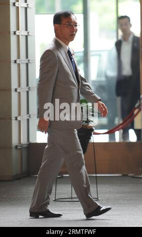 (140903) -- TOKYO, 3 septembre 2014 -- le ministre japonais de la Justice Sadakazu Tanigaki entre dans la résidence officielle du Premier ministre à Tokyo, Japon, le 3 septembre 2014. Yoshihide Suga, secrétaire du Cabinet en chef japonais, a publié une nouvelle formation mercredi. ) REMANIEMENT JAPON-TOKYO-CABINET Stringer PUBLICATIONxNOTxINxCHN Tokyo septembre 3 2014 les ministres japonais de la Justice Sadakazu Tanigaki entrent dans la résidence officielle des premiers ministres à Tokyo Japon septembre 3 2014 le secrétaire japonais Yoshihide Suga a publié un nouveau Cabinet mercredi Japon remaniement ministériel à Tokyo Stringer PUBLICATIONxNOTxINxCHN Banque D'Images