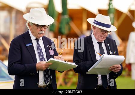 Les juges prennent des notes lorsqu'ils inspectent une voiture pendant la journée d'ouverture du salon prive Concours d'Elegance au Palais de Blenheim dans l'Oxfordshire. L'événement verra une foule de constructeurs de voitures de luxe présenter leurs nouveaux modèles. Date de la photo : mercredi 30 août 2023. Banque D'Images