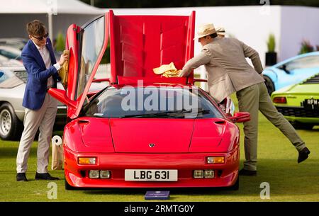 Les gens nettoient une Lamborghini Diablo 1992 lors de la journée d'ouverture du salon prive Concours d'Elegance au Blenheim Palace dans l'Oxfordshire. L'événement verra une foule de constructeurs de voitures de luxe présenter leurs nouveaux modèles. Date de la photo : mercredi 30 août 2023. Banque D'Images